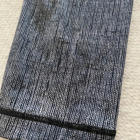 Lululemon crop leggings womens size 2 - Picture 2 of 3